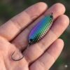 Suckerme Rainbow Flashback Spoon 5g i regnbuefinish med enkeltkrog, vist i en hånd for at vise størrelse.