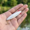 Abu Garcia Toby 15g holdt i en hånd for at vise størrelsen. En effektiv agn til ørred, laks og gedde.