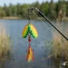 Stemningsbillede af Buck Pike Twin spinneren monteret på stangen ved en sø. De dobbelte blade skaber ekstra vibrationer i vandet.