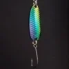 Suckerme Rainbow Flashback Spoon 5g i regnbuefinish med skælstruktur og enkeltkrog, hængende mod sort baggrund.