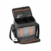 Åben Savage Gear System Box Bag Medium grejtaske. Viser det store hovedrum fyldt med 4 gennemsigtige bokse til endegrej og tilbehør.